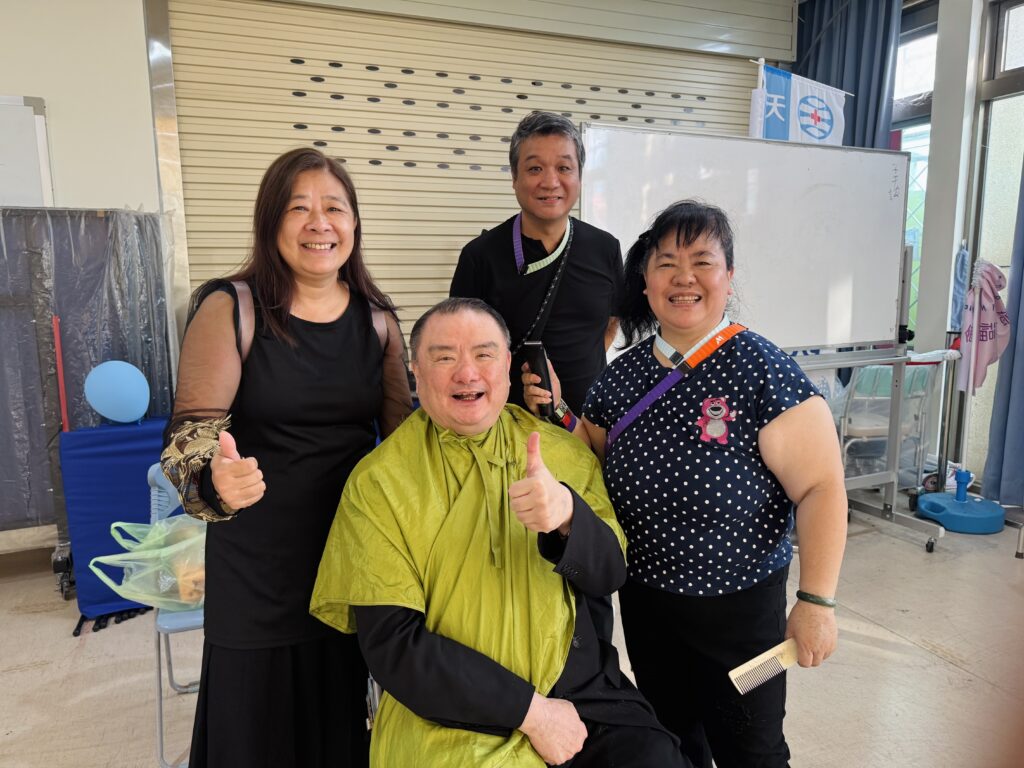 現場義工熱情投入,協助長者生活需求,營造溫馨氛圍,公益精神處處展現。(圖/記者林照東翻攝)