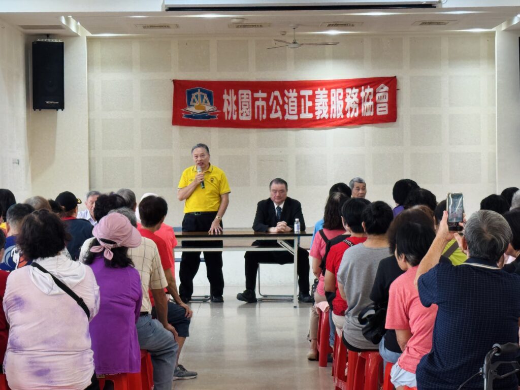 活動現場由全國被害人權協會理事長劉承武與前衛生署署長進行公益講座,吸引長者專心聆聽。(圖/記者林照東翻攝)