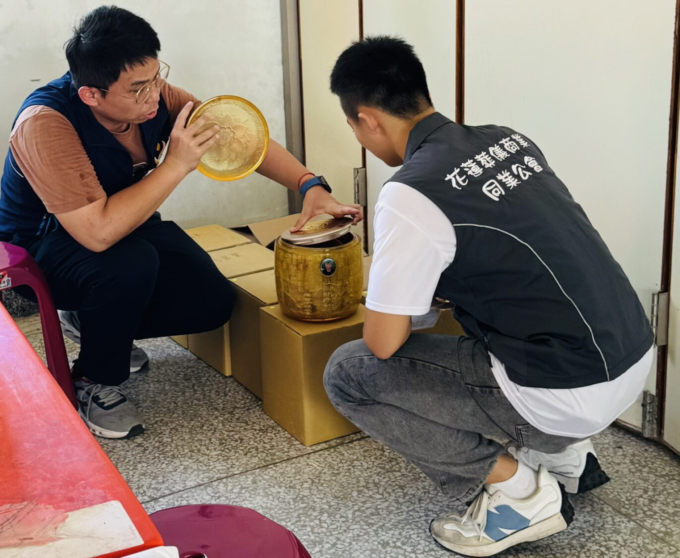 林上棋與協會夥伴第一時間即已火速啟動捐贈計畫,送出10座總價值逾百萬元的高品質骨灰罈,並親自送往災區。(圖/記者翻攝)