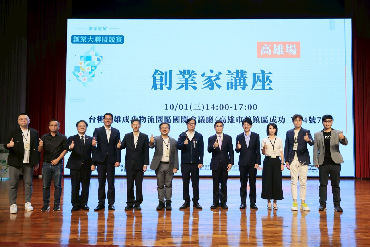 ▲高雄市長陳其邁(右六)、國發會詹方冠副主委(左六)、創投公會邱德成理事長(右五)、財政局長陳勇勝(左四)及青年局長林楷軒(右四),昨(1)日出席在創業家講座,並與專題演講及參與座談的優秀青年創業家合照留影。