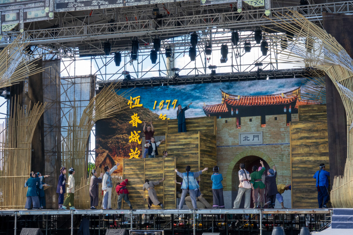 ▲恆春建城150週年紀念大戲《瑯嶠風雲》,將於10月4日晚間7時在恆春聯福磚窯前草皮盛大登場,明華園戲劇總團今(2)日彩排宣傳。