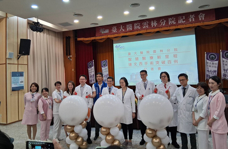 ▲臺大雲林分院達文西手術第一百例於9月17日達成,團隊於術後開心合影。