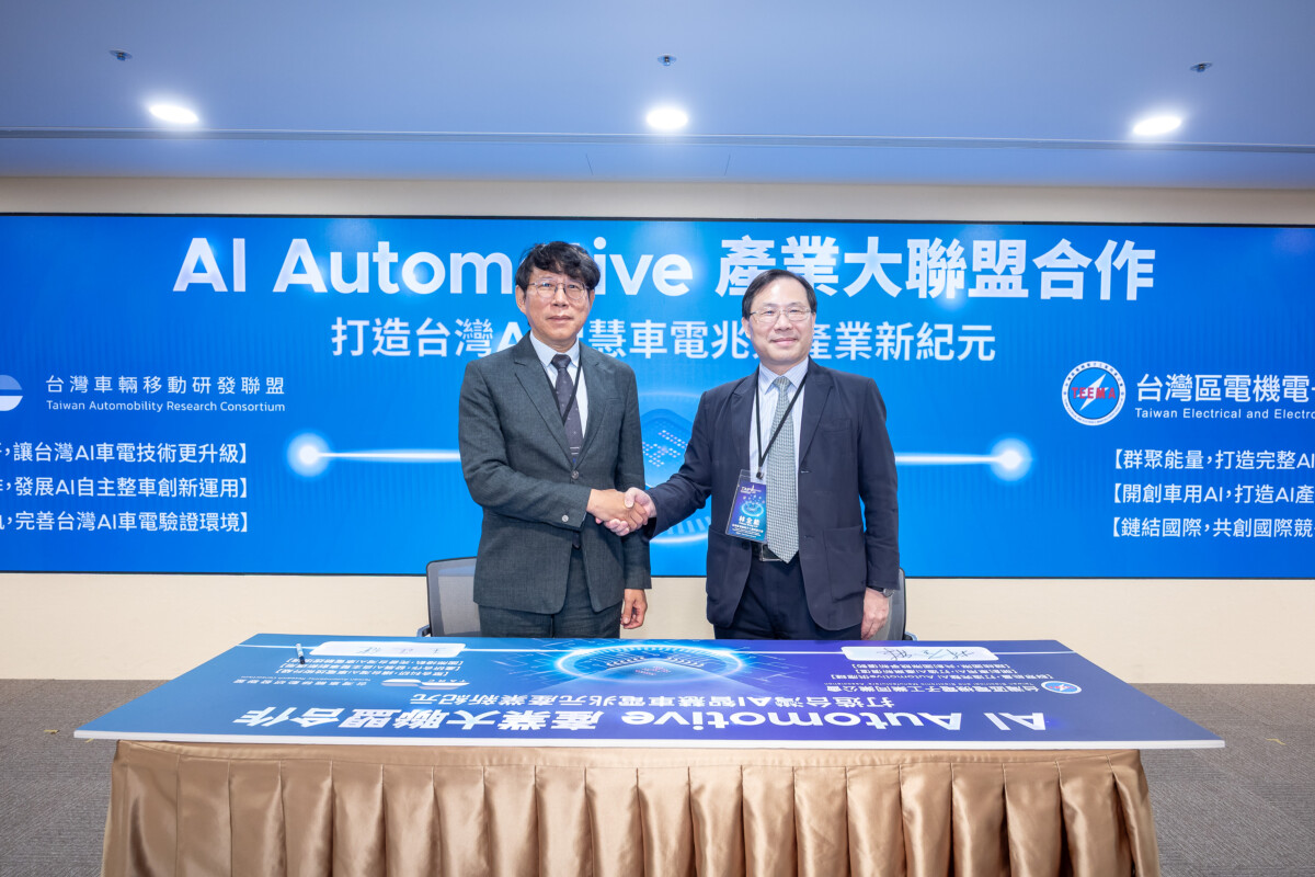 ▲台灣車輛移動研發聯盟（TARC）與電電公會完成簽署儀式，正式宣告「AI Automotive產業大聯盟」成立。左起為TARC主委暨車輛中心董事長王正健、電電公會祕書長林全能。