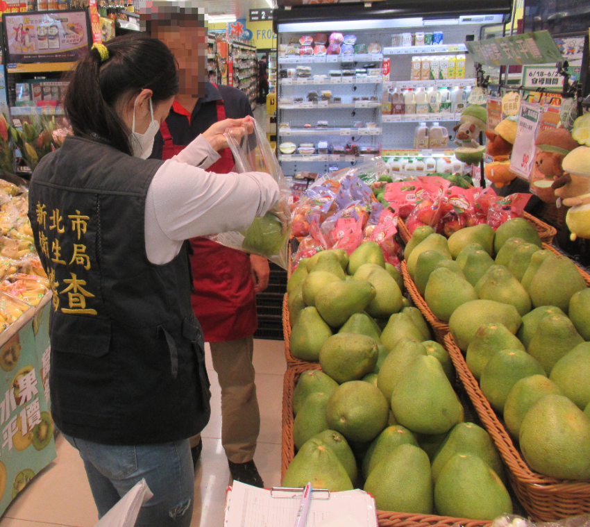 把關中秋食安 新北抽驗應景食品全數合格 2 《圖說》新北市衛生局提醒民眾食用水果前應確實清洗,以確保食用安全。〈衛生局提供〉