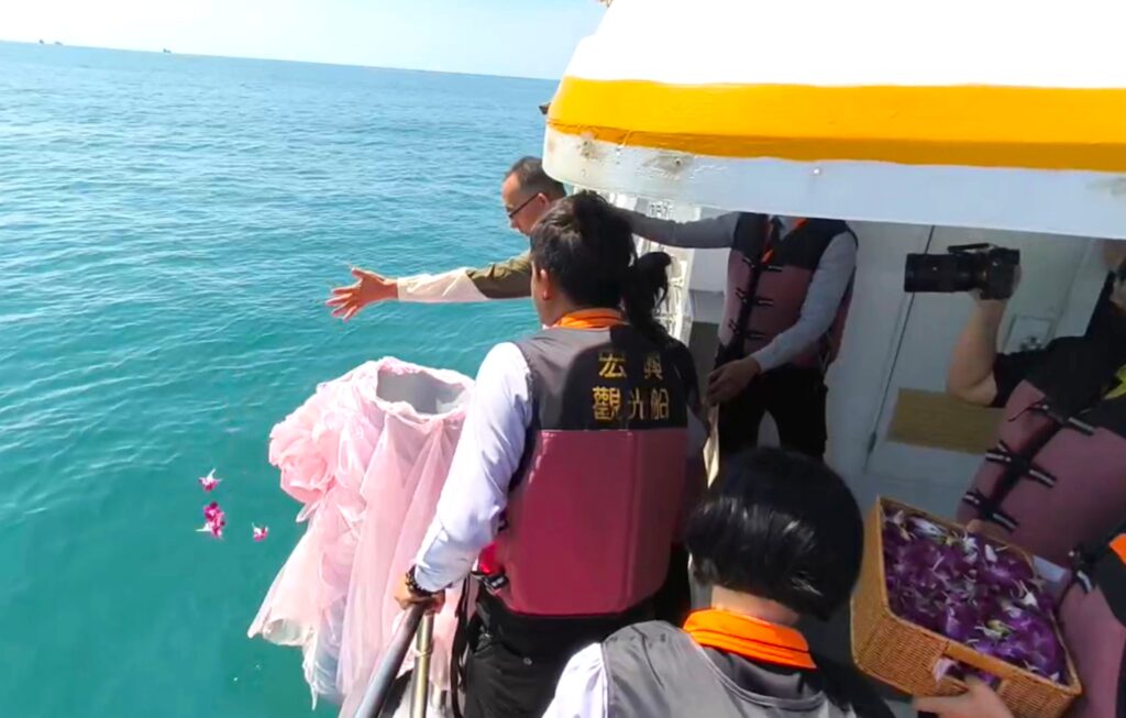 中彰投苗雲聯合海葬 19名先行者安息大海 1 %E5%AE%B6%E5%B1%AC%E7%82%BA%E5%85%88%E8%A1%8C%E8%80%85%E7%8D%BB%E4%B8%8A%E9%AE%AE%E8%8A%B1%E7%A5%9D%E7%A6%8F
