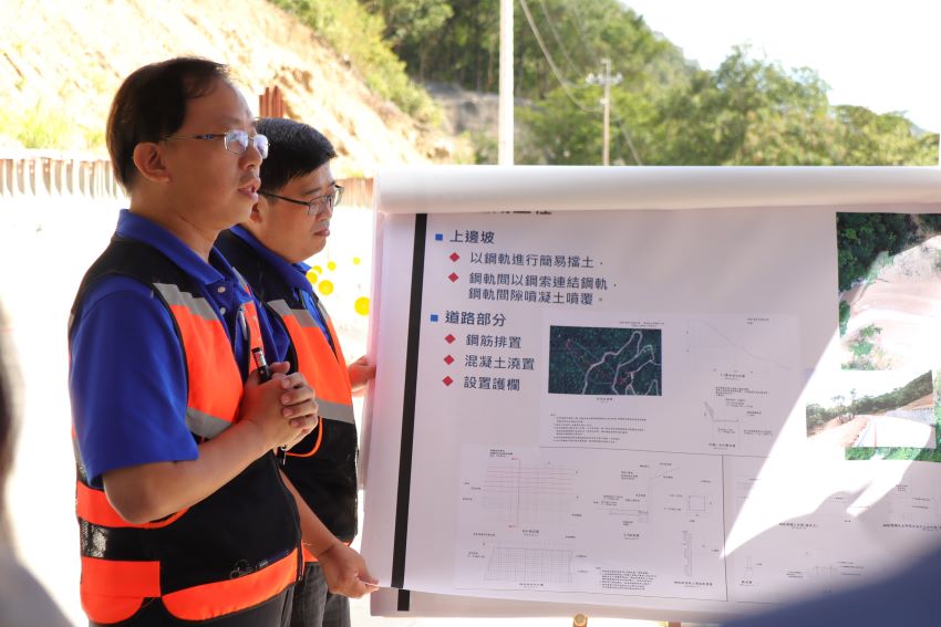 雙溪區道風災復建完工 侯:還給居民安全通行環境 2 《圖說》養工處長鄭立輝(左)簡報說明,雙溪區區道北38線邊坡復建工程於今年6月完成第一階段,將持續加強山區道路巡檢工作,以便及早掌握邊坡情況並及時處理潛在風險。〈工務局提供〉