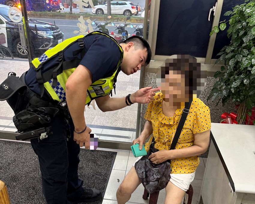 騎單車自摔 三重警神速救援8旬婦 1 《圖說》三重警何俊賢關心老婦人耳朵外側流血情形。〈三重分局提供〉