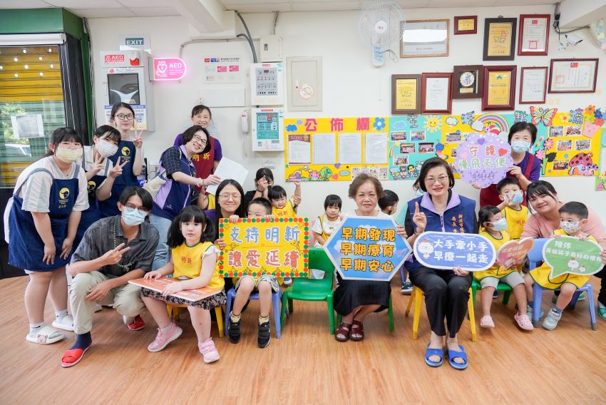 代表侯友宜慰訪 李美珍致贈7家福利機構秋節加菜金 2 《圖說》李美珍局長慰訪有40年歷史的明新兒童發展中心,中心主任許麗珠(前排右2)強調「早期發現、潛能無限」。〈社會局提供〉