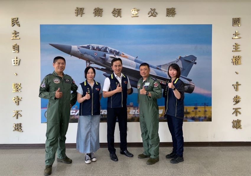 宣導婦幼安全與反詐 新北婦幼警飛進空軍基地 1 《圖說》新北警婦幼隊長劉家次偕同仁前往新竹空軍基地,分享數位性別暴力、性騷擾防治及反詐騙等重要觀念。〈警察局提供〉