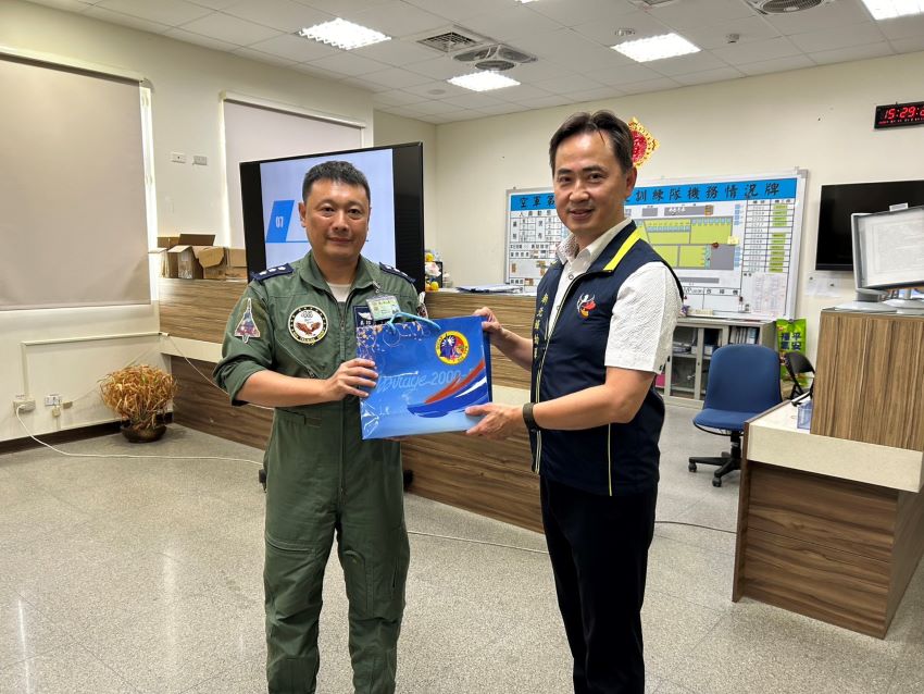 宣導婦幼安全與反詐 新北婦幼警飛進空軍基地 2 《圖說》新竹空軍基地致贈紀念品。〈警察局提供〉