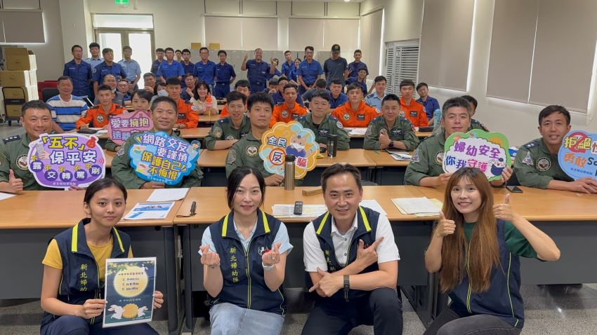 宣導婦幼安全與反詐 新北婦幼警飛進空軍基地 3 《圖說》新北警婦幼隊宣導活動與空軍弟兄。〈警察局提供〉