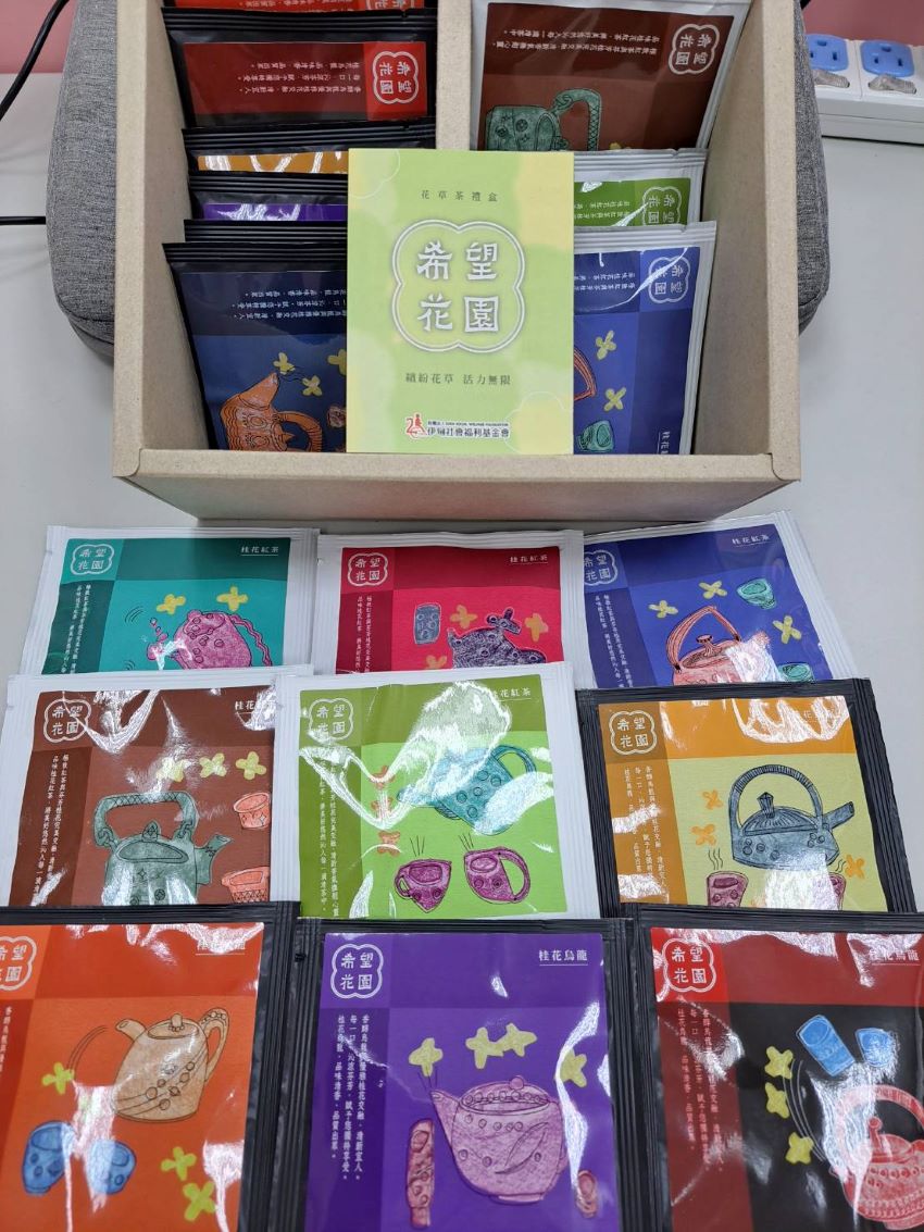 代表侯友宜慰訪 李美珍致贈7家福利機構秋節加菜金 4 《圖說》伊甸推出「希望花園」花草茶禮盒,結合學員的彩繪作品和坪林老茶農,在伊甸公益MaLL販售。〈社會局提供〉