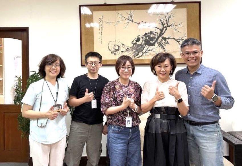 服務型機器人進駐 板橋榮家年省逾千小時巡房重擔 1 《圖說》智慧照護革命!服務型機器人進駐板橋榮家,年省逾1,500小時巡房重擔,榮家主任陳桂美〈右二〉與團隊合影。〈板橋榮家提供〉