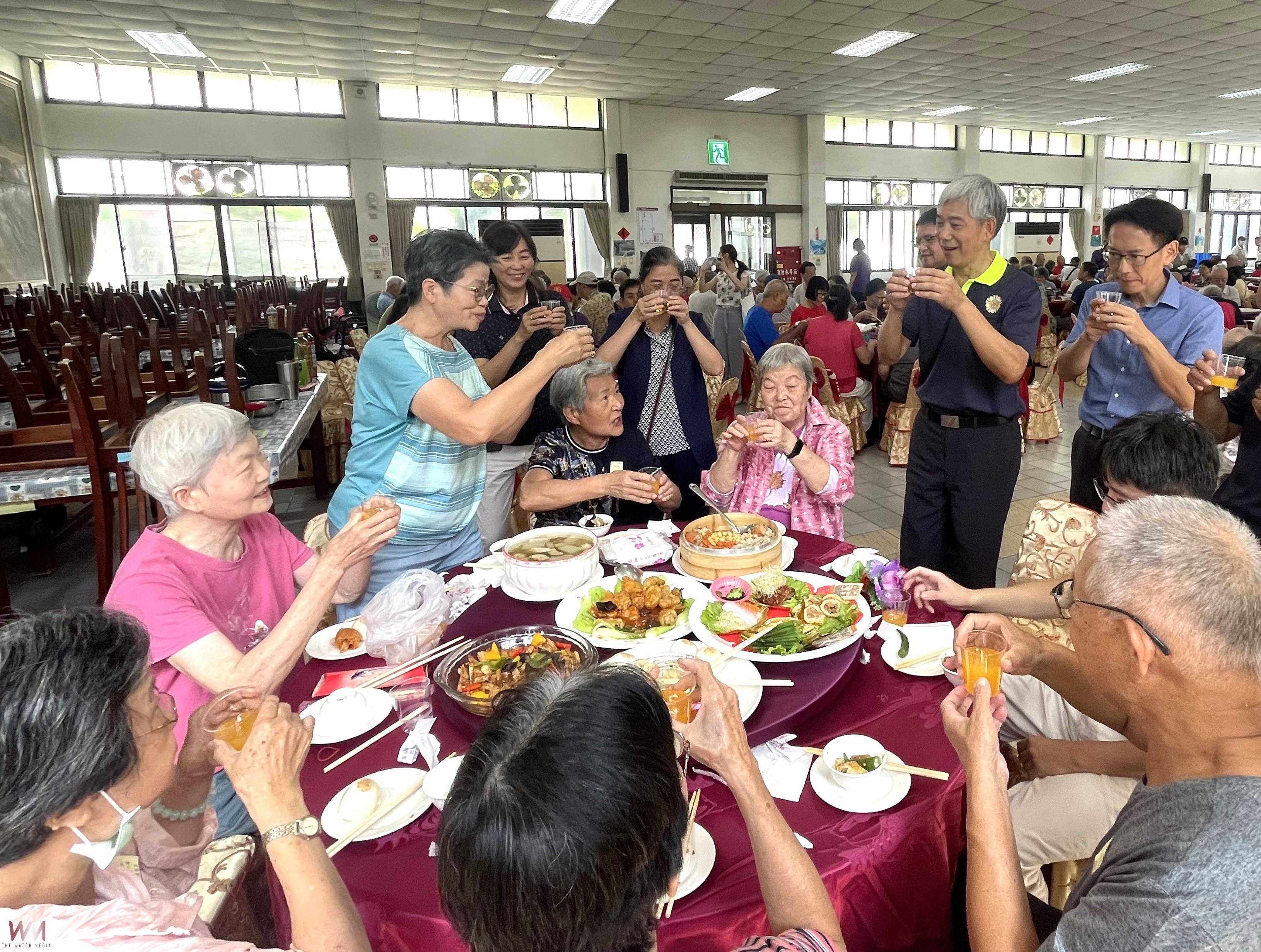 (有影片)/中秋團圓聚 中彰榮家住民與親友歡喜共餐 笑聲滿堂 - https://www.watchmedia01.com