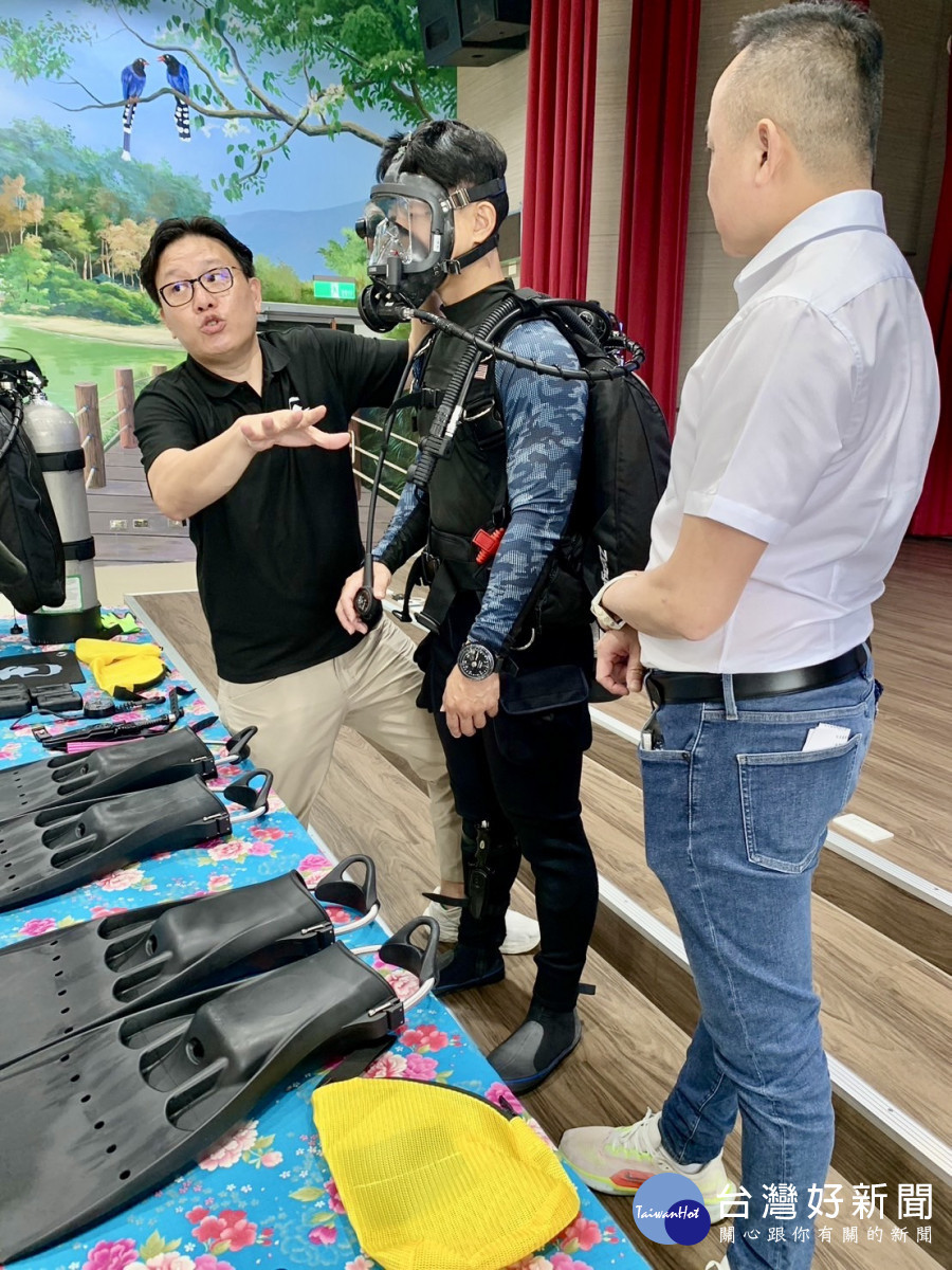 愛心企業捐贈兩組總價值達54萬元的呼吸防護潛水設備予新竹縣政府消防局寶山分隊。