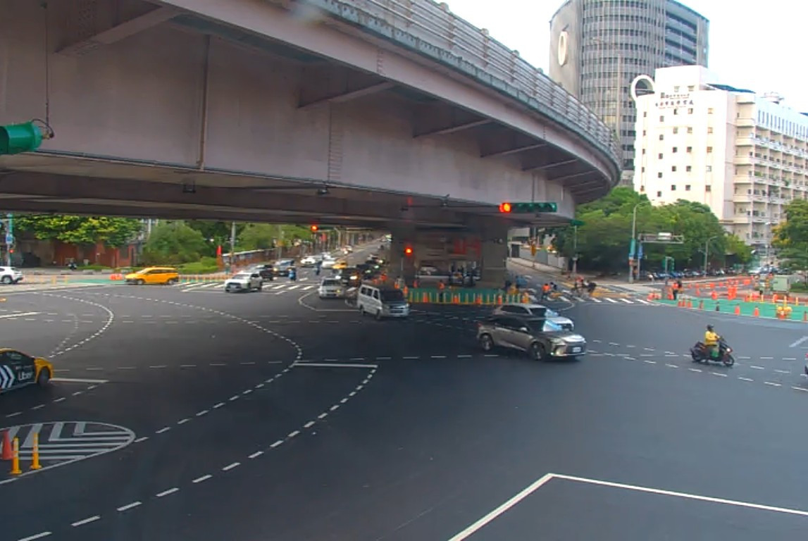 台北市基隆路與羅斯福路口(東南角)。（圖／翻攝自即時影像監視器網站）