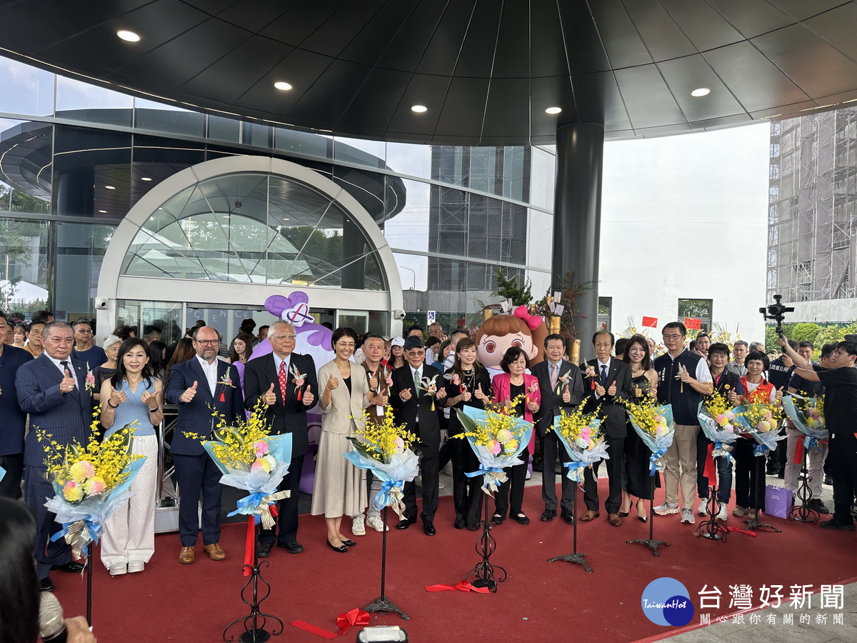 許縣長與愛妮雅總裁陳威中伉儷及嘉賓剪綵。（記者扶小萍攝）