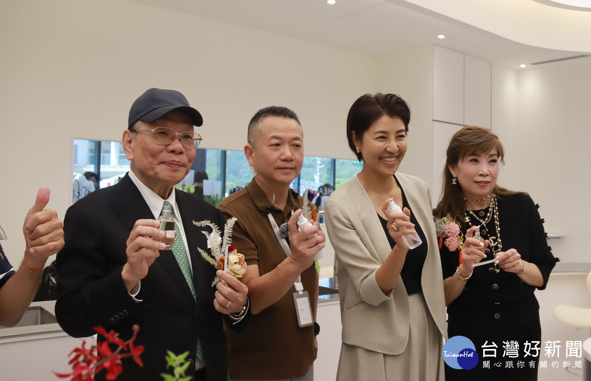 陳總裁、陳廠長、許縣長及總裁夫人推薦好產品。(記者扶小萍攝)