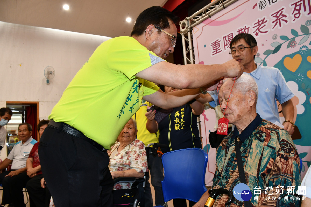 林世賢市長親切地為102歲的張起龍掛上金鎖片。圖／記者鄧富珍翻攝