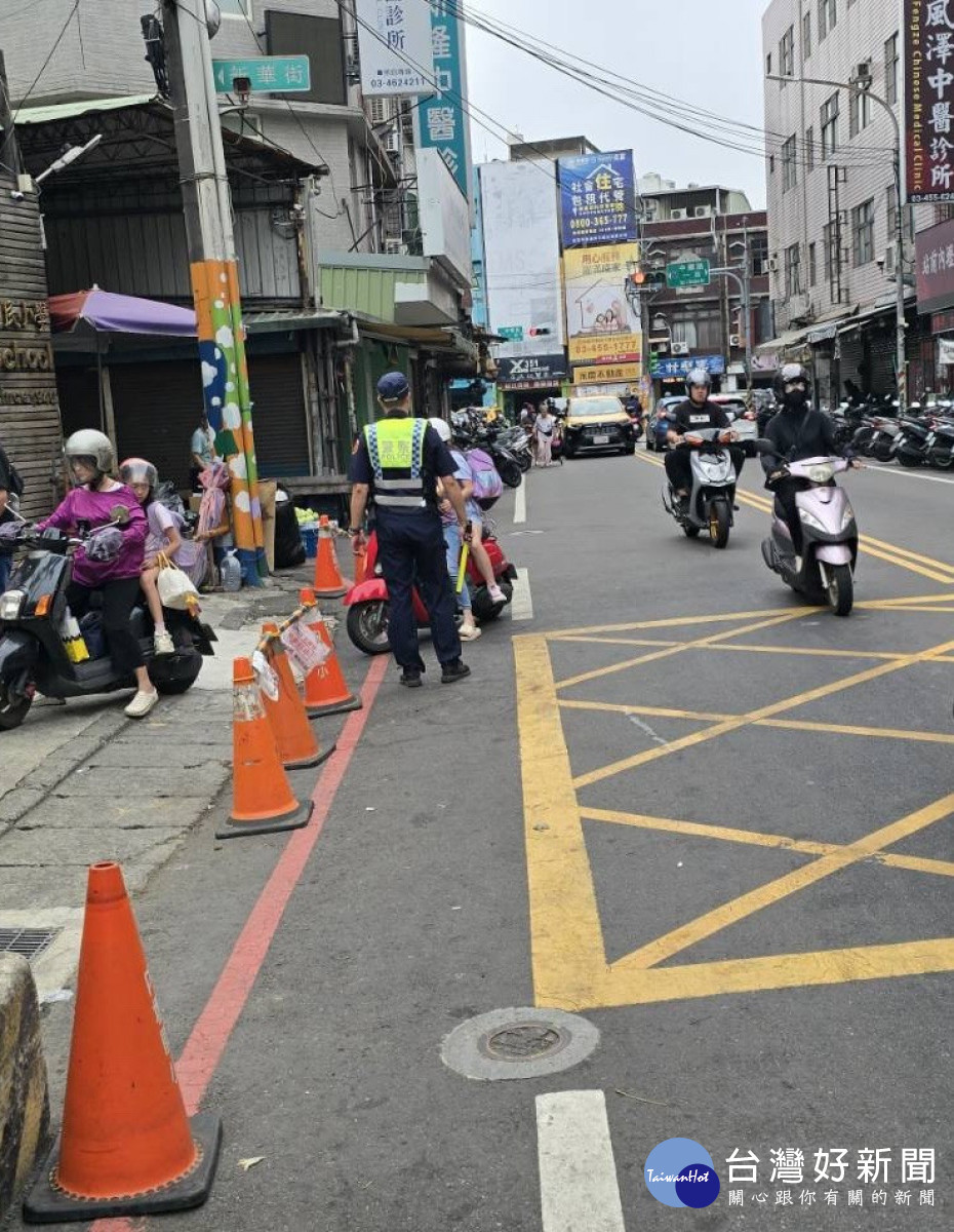 中秋連假不打烊,中壢警守護治安交通。