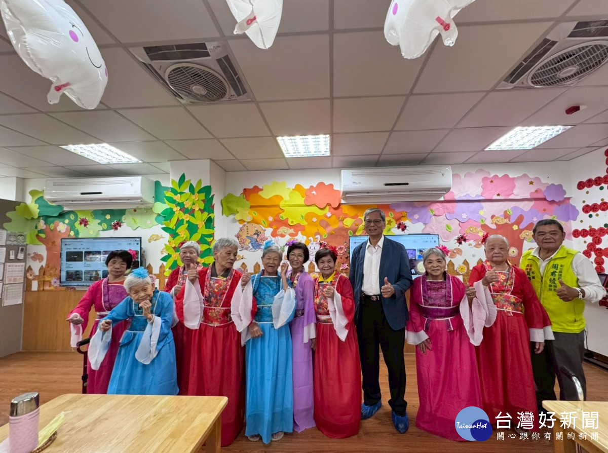 秀和苑攜手社區共慶中秋，長輩體驗美食、戲劇與手作樂趣。圖／記者鄧富珍翻攝