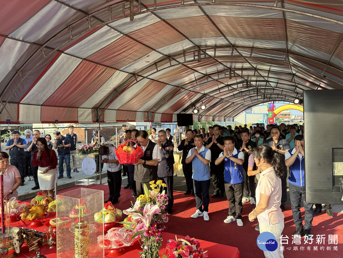 張市長與與會長官及貴賓共同上香祈福工程順利。