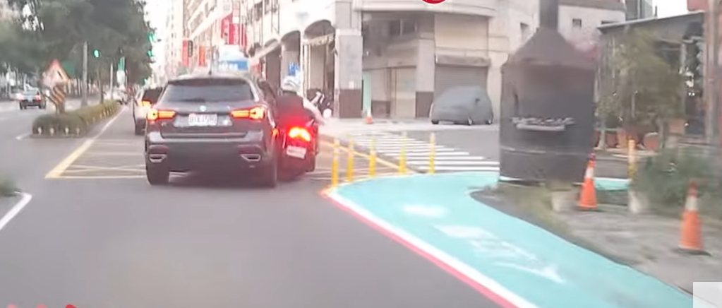 高雄轎車突「鬼切」 機車閃避不及慘遭撞飛 倒地手腳濺血!