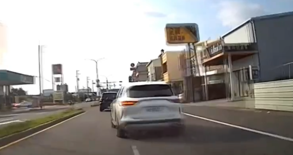 虎尾自小客車故意意擋車！　警方：查證屬實逕行舉發