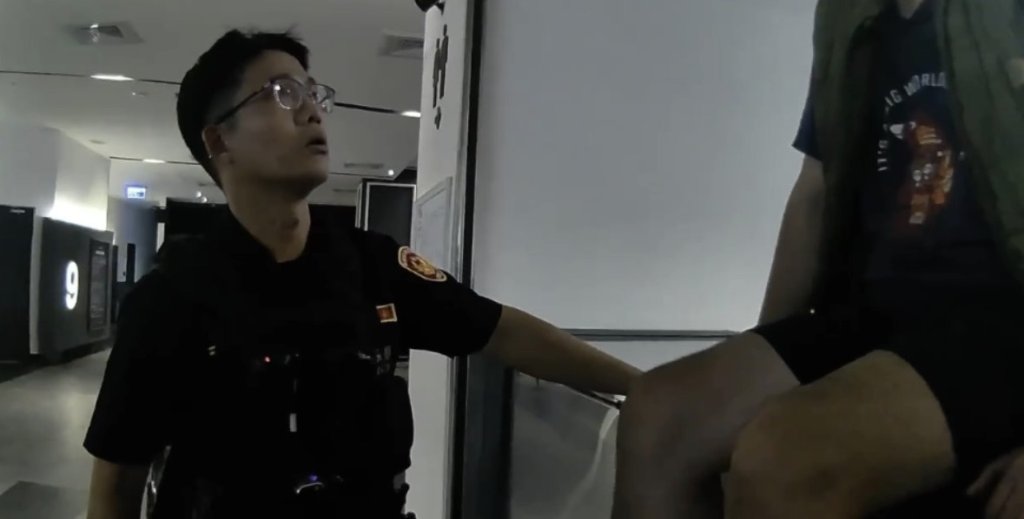 影城驚魂!-高雄男看電影玩手機遭抗議-怒離場坐手扶梯旁平台…-"警安撫化解危機