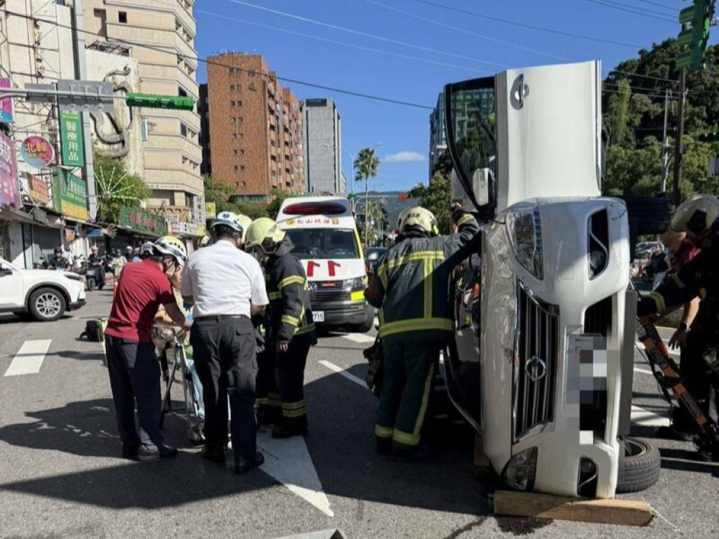 內湖三總醫院外轎車自撞分隔島翻覆 7旬女駕駛受困獲救