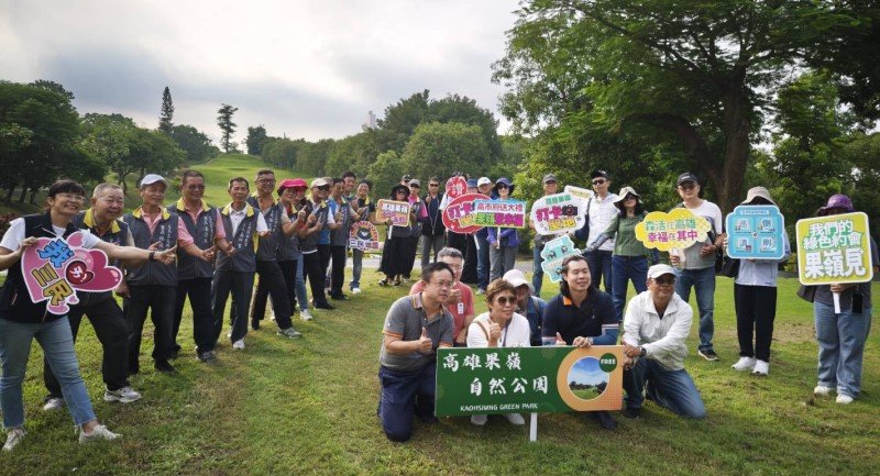 高雄果嶺自然公園初體驗 鳥松、三民區里長舉牌直說讚