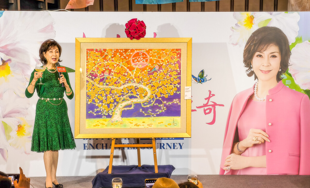 ▲最美麗主持人白嘉莉今天在高雄新光三越左營店10樓開畫展,吸引不少粉絲前來。(圖/記者黃淑貞攝)