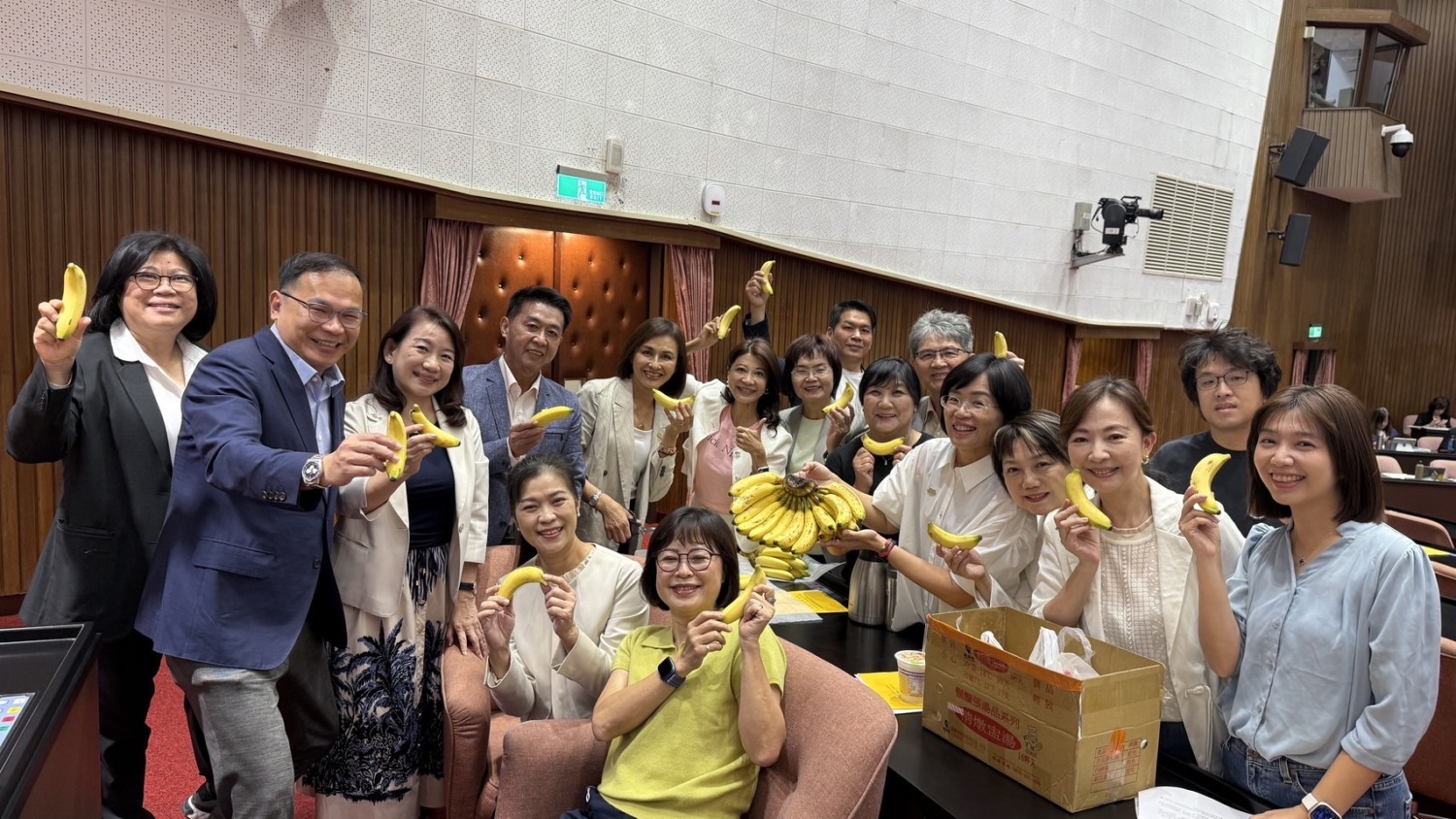 「邱議瑩挺農民!中秋前夕送旗山香蕉到立院、籲支持高雄農產