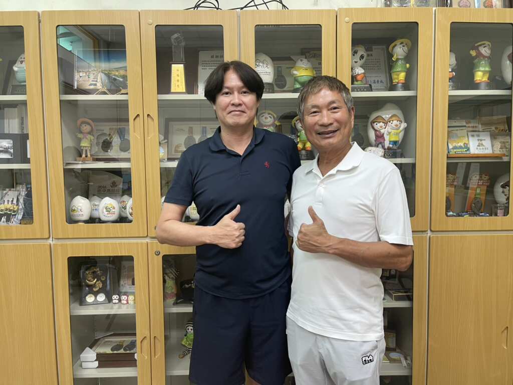 ▲大葉大學校友中心林作慶主任(左)肯定校友鄭宗政(右)的成就。（記者林明佑翻攝）