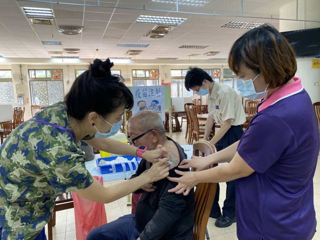 ▲彰化榮家住民及員工接種流感疫苗，提升群體免疫力抵禦秋冬疫情。（彰化榮家提供）