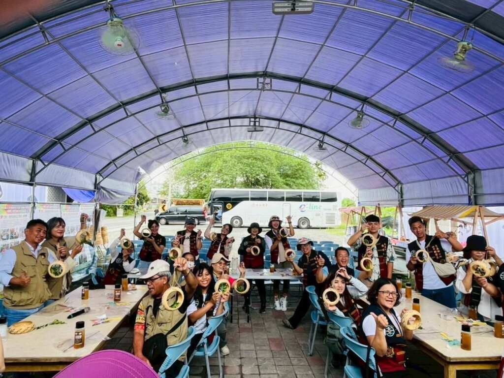 ▲南投縣竹山鎮富州社區發展協會帶領民眾體驗植物吊飾竹藝DIY。(中彰投分署提供)