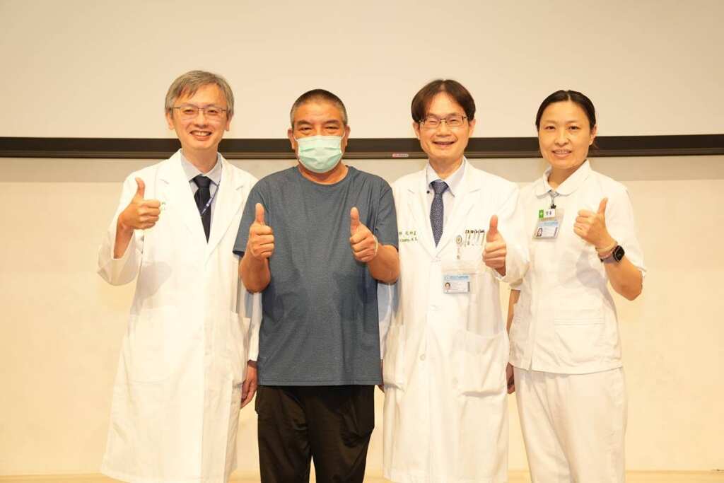 ▲臺中市立老人復健綜合醫院張坤正院長(右二)、主治醫師陳建鈞副院長(左一)、李佳玲督導(右一)與花蓮病患(左二)合影。(市醫提供)