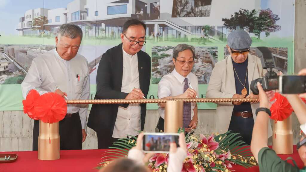 ▲來賓在鋼筋上簽名祝福(右2莊孝盛董事長，右3吳春山董事長)。（瑪喜樂基金會提供）
