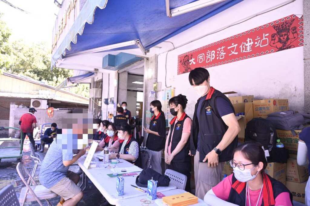 ▲馬太鞍溪堰塞湖潰壩造成光復鄉嚴重災情,縣長徐榛蔚了解鄉親災後需要各項支出,社會處於今日起發放專案慰助助金5萬元,協助災民度過難關。