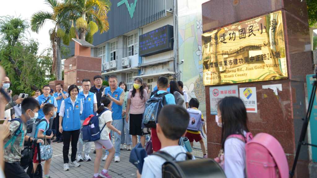 ▲苗栗縣長一早來到苗栗市建功國小視察護童勤務。