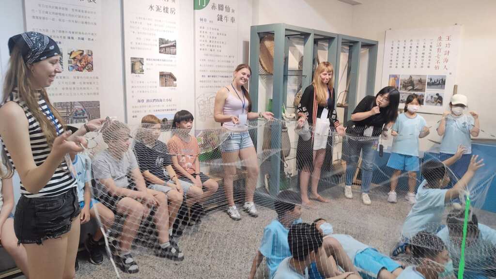 ▲體驗八卦網友善捕魚。（彰化縣王功蚵藝文化協會提供）