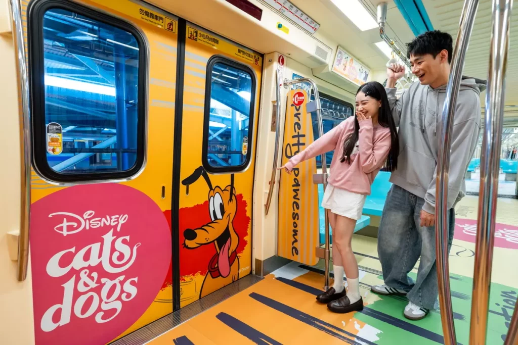 台北捷運公司也結合迪士尼貓狗角色打造主題彩繪列車,即日起至12月31日萌力登場!