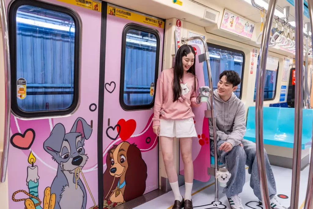 台北捷運公司也結合迪士尼貓狗角色打造主題彩繪列車,即日起至12月31日萌力登場!