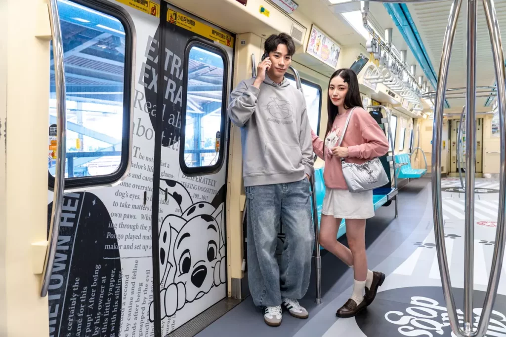 台北捷運公司也結合迪士尼貓狗角色打造主題彩繪列車,即日起至12月31日萌力登場!