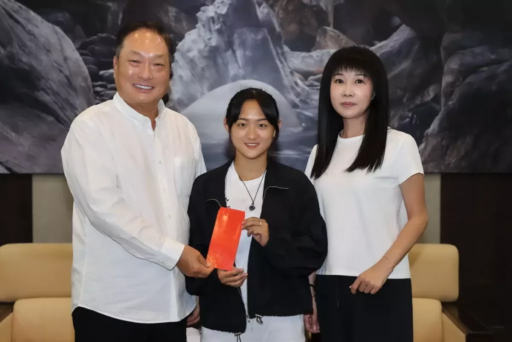 「滑輪天才少女」劉巧兮(圖中)世運會奪金返台,在新北市議員蔡淑君(圖右)陪同下拜會東森集團總裁王令麟(圖左),獲頒獎金勉勵!