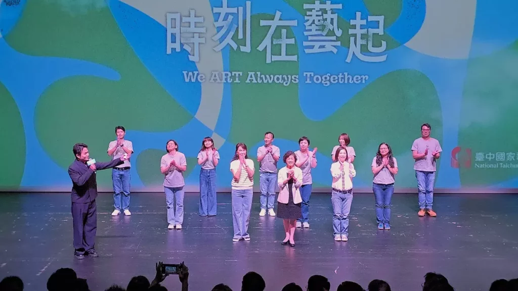 歌劇院藝術總監邱瑗帶領一級主管進場，分享工作年資，並以永續場館、人才培育、多元展演3個面向，分享營運成果及展望。（圖/陳惠玲攝影）