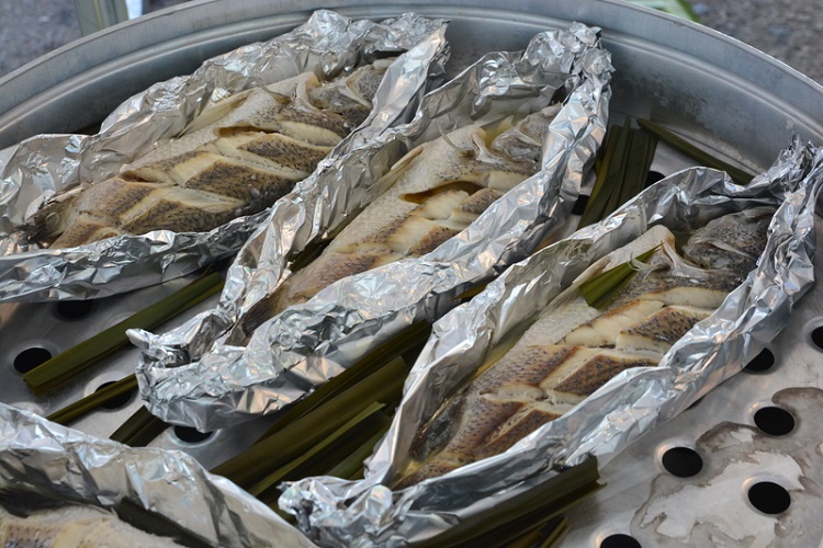 烤肉包食物別用錯！鋁箔紙亮面、霧面要用哪邊？專家解答  3錯誤用法別犯