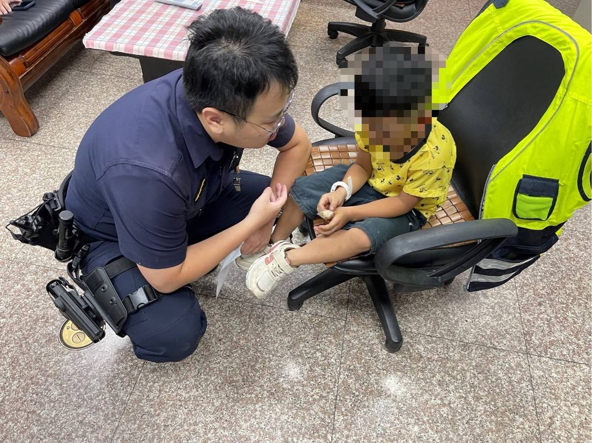 台北街頭驚見走失男童 文山第一分局火速尋親助返家
