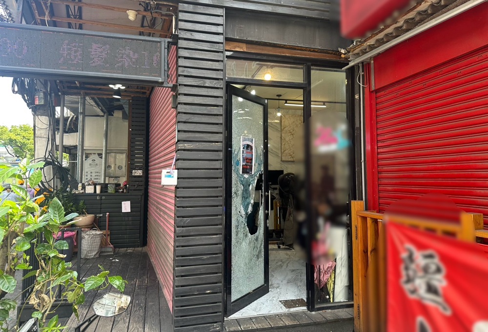 磚頭砸玻璃大門涉闖屋行竊 監視器拍下熟識男子涉案 235 cnews204251003a04
