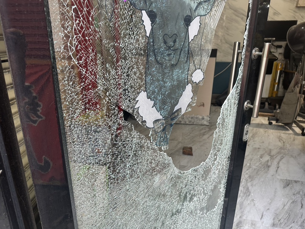 磚頭砸玻璃大門涉闖屋行竊 監視器拍下熟識男子涉案 236 cnews204251003a05